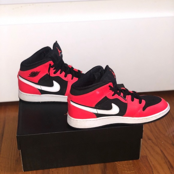 AIR JORDAN 1 MID❤️ - Picture 1 of 4